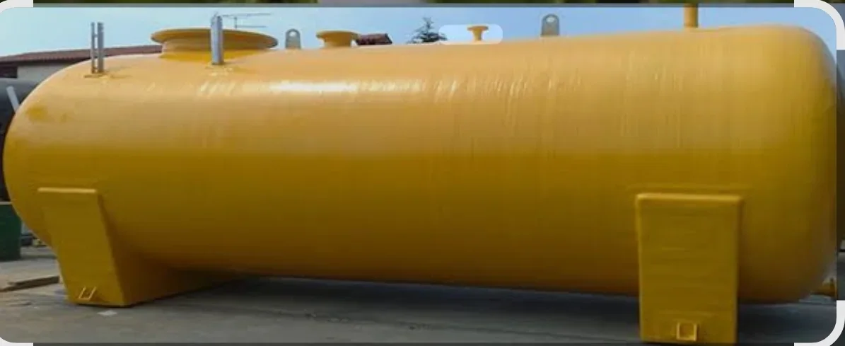 Citerne horizontale en PRV jaune, sur appuis, avec regards et évents.