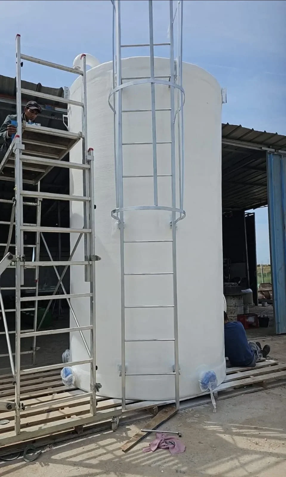 Réservoir vertical en PRV avec échelle d’accès.