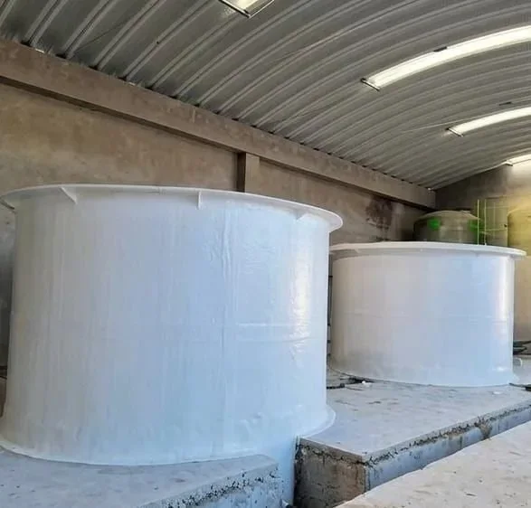 Cuves cylindriques en PRV avant expédition.