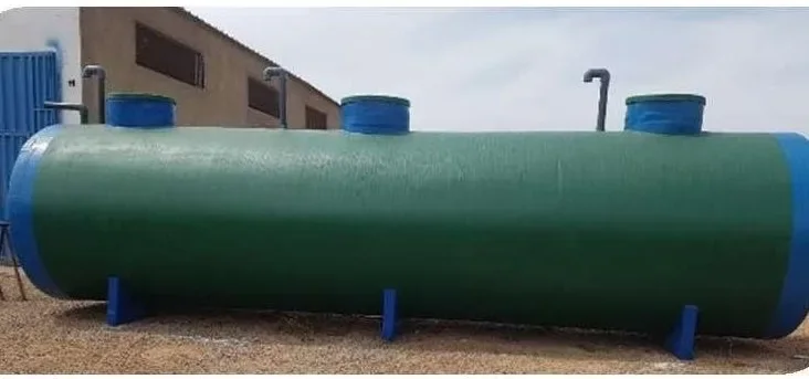 Cuve cylindrique en PRFV, trois regards et évents.