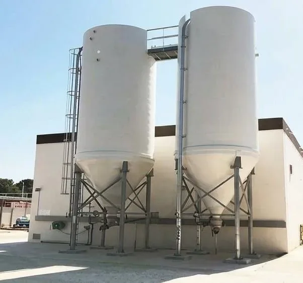 Deux silos verticaux en PRV sur structure métallique.